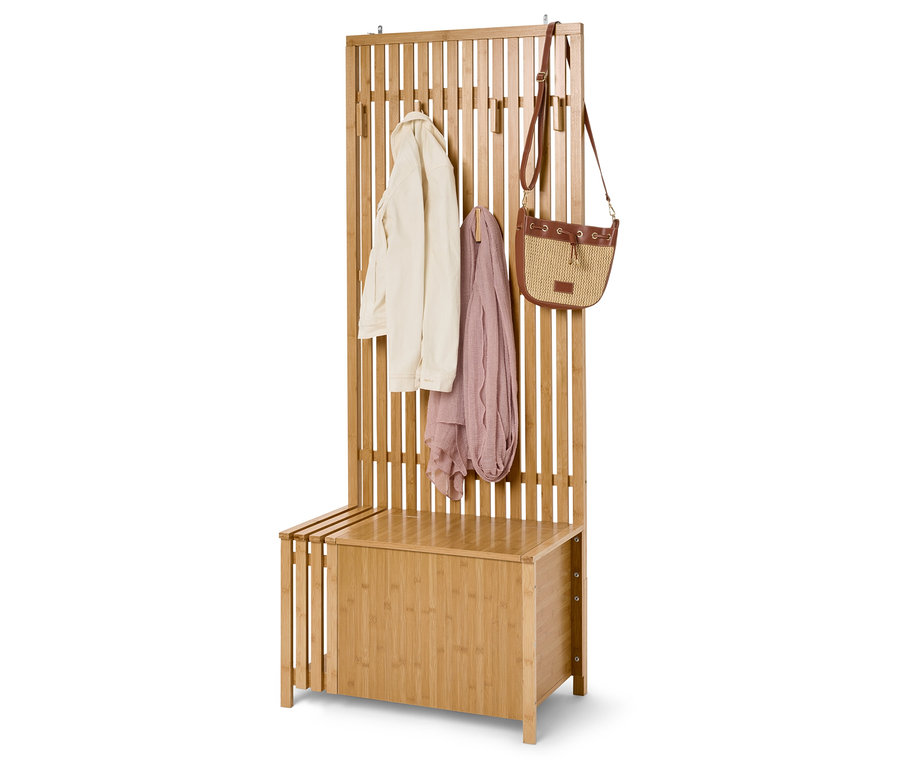 Bambusový vešiak so sedadlom, na ktorom visí bunda, šál a taška.
