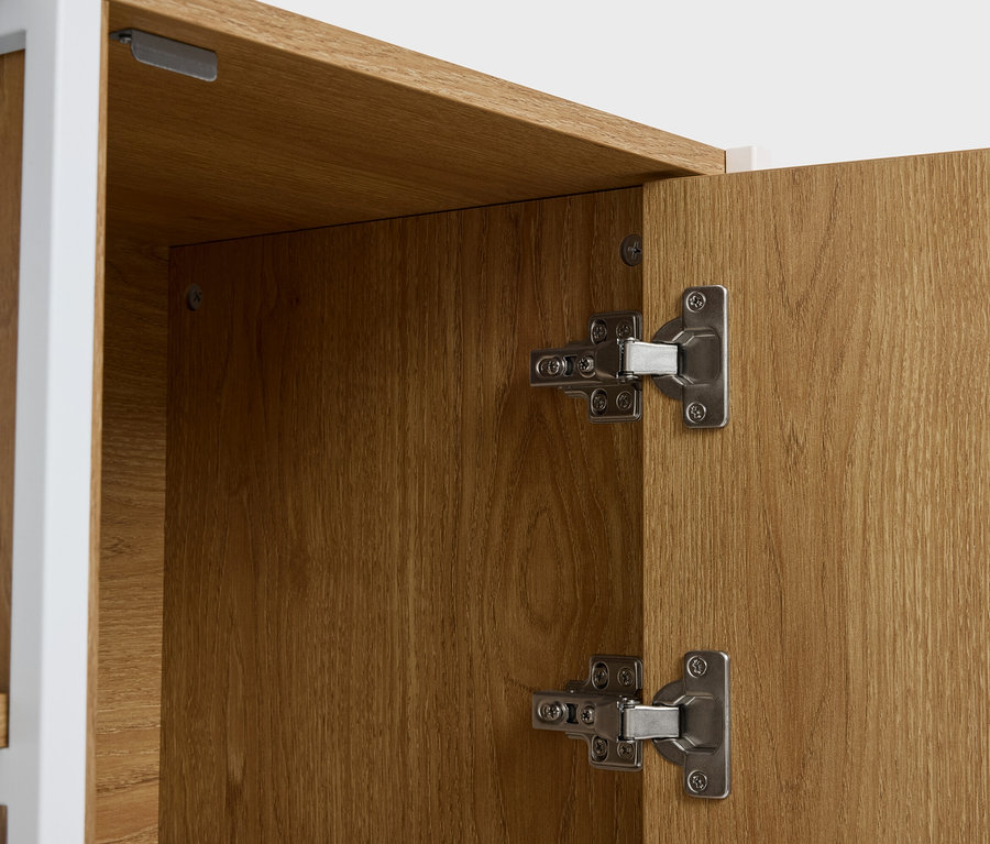 Detailný záber otvorenej drevenej skrinky so striebornými pántmi.