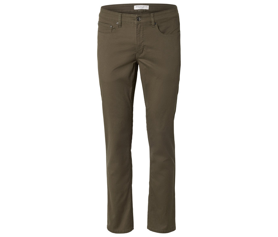 Khaki nohavice na bielom pozadí.