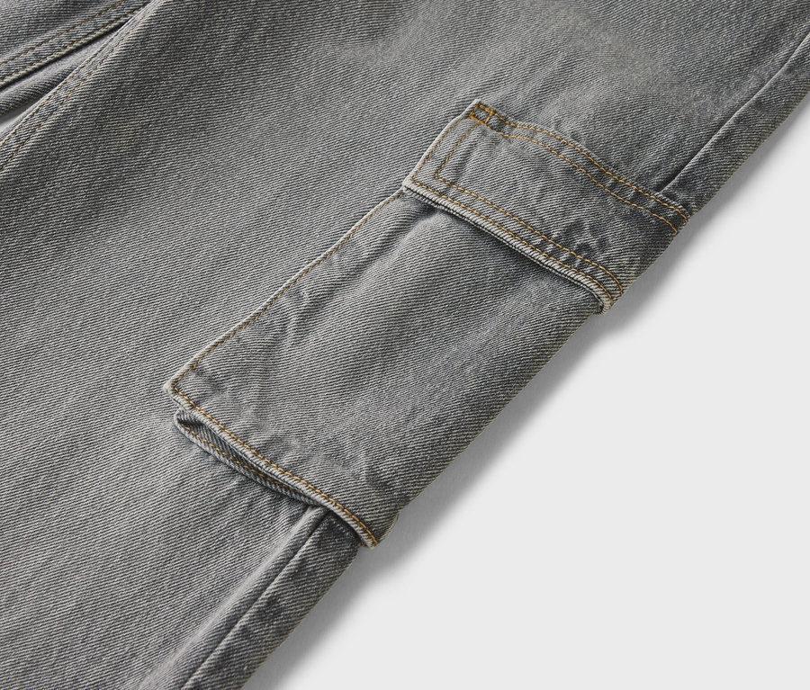 Detail sivých cargo nohavíc s vreckami