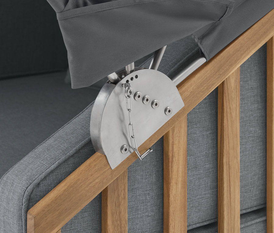 Detailný pohľad na mechanizmus plážového koša so sivou látkou a dreveným rámom.