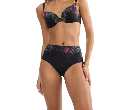 Žena má na sebe čierne bikiny s kvetinovým vzorom.