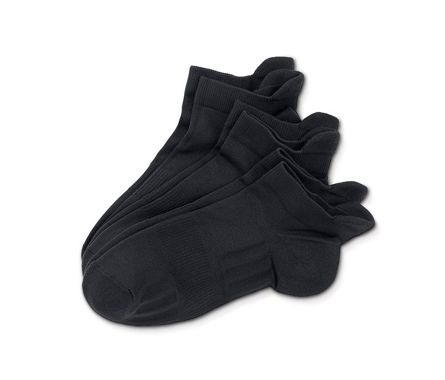 Detailný pohľad na tri páry čiernych bežeckých ponožiek na bielom pozadí.