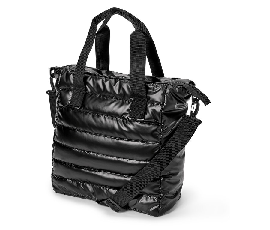 Čierna prešívaná kabelka s čiernymi držadlami a ramenným popruhom.