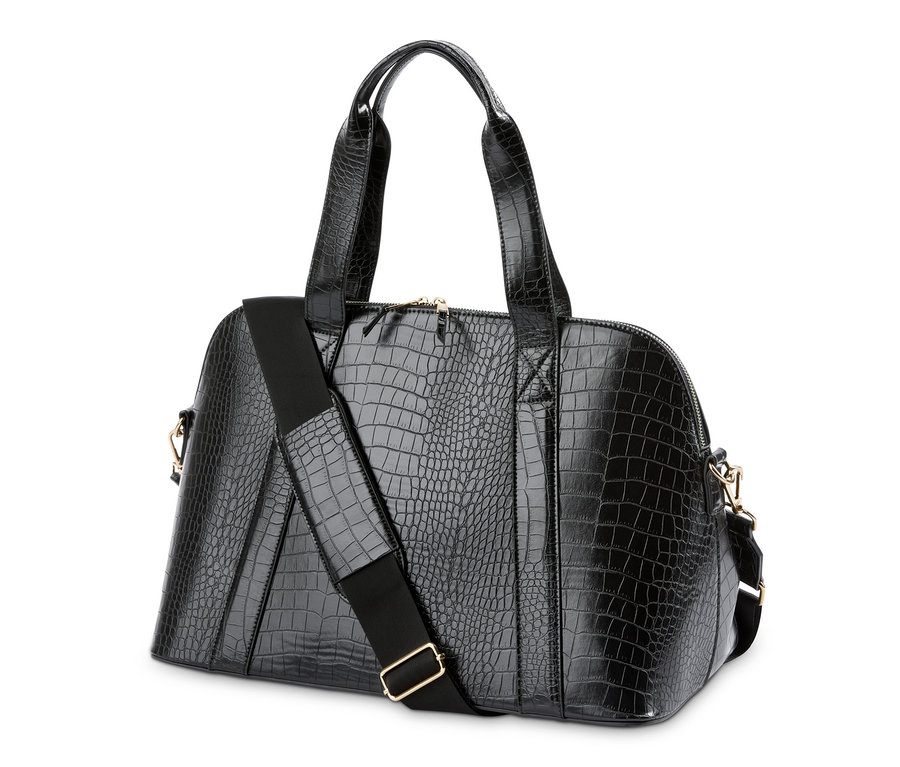 Čierna cestovná taška s kroko vzorom a popruhom na plece.