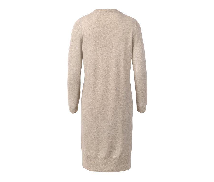 Pohľad zozadu na kašmírové pletené šaty.