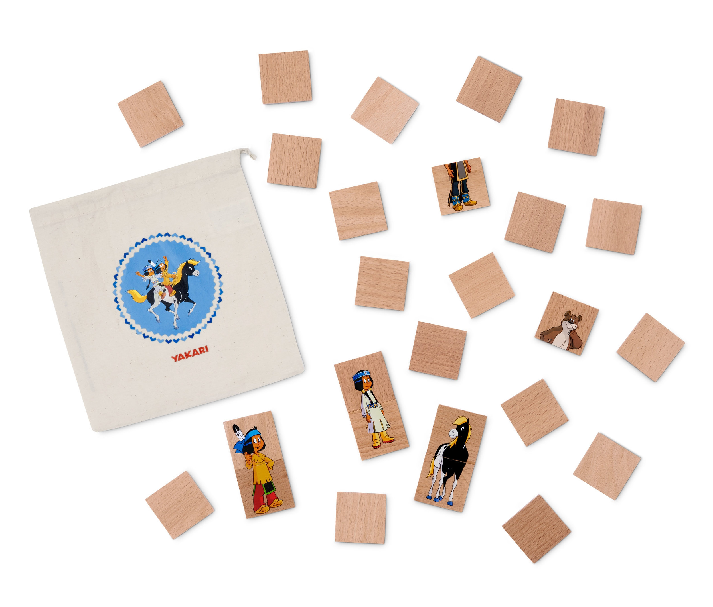 Drevené pexeso Yakari s vreckom je rozložené na bielom pozadí.