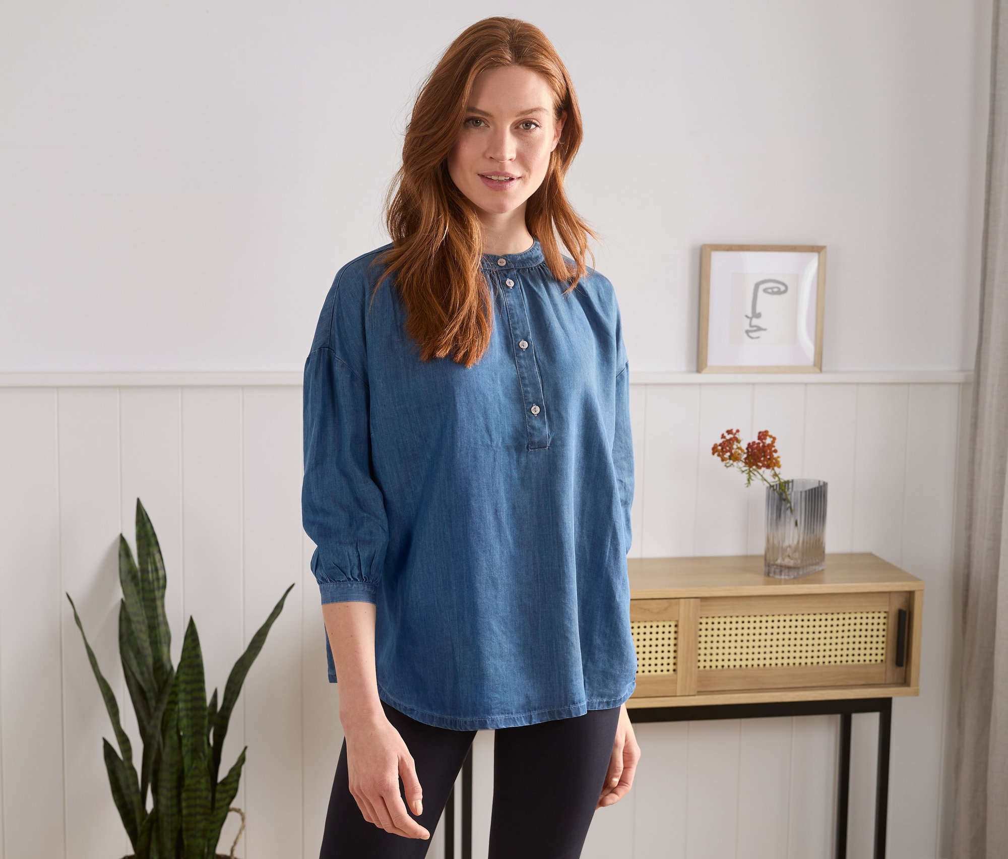Žena má na sebe blúzku v denimovom vzhľade.
