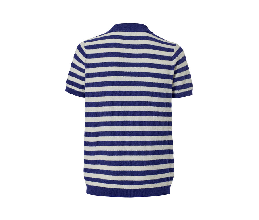 Detail zadnej strany ľanovej polokošele s prúžkami v kombinácii krémovej a námorníckej modrej.