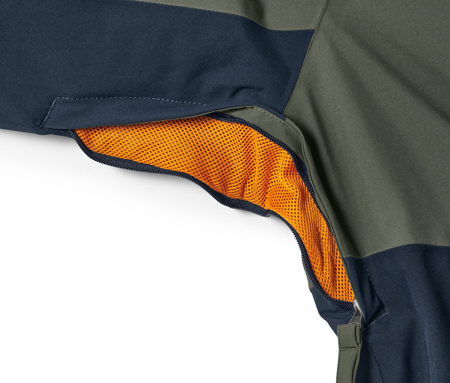 Detail khaki lyžiarskej bundy s oranžovým sieťovaným vreckom na zips.