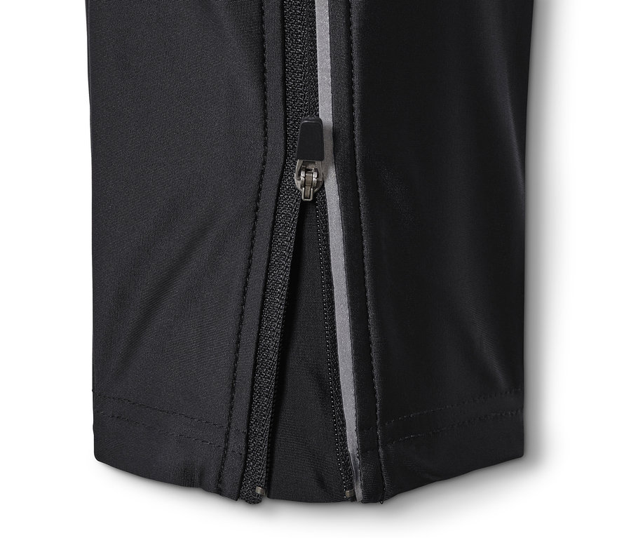 Detail cyklistických nohavíc s rozopnutým zipsom.