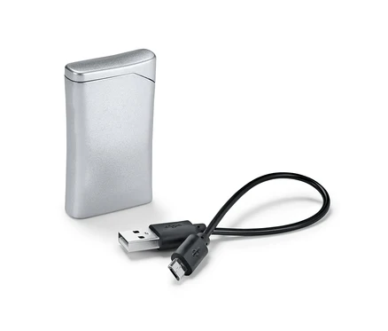 Strieborný elektrický zapaľovač s USB káblom.