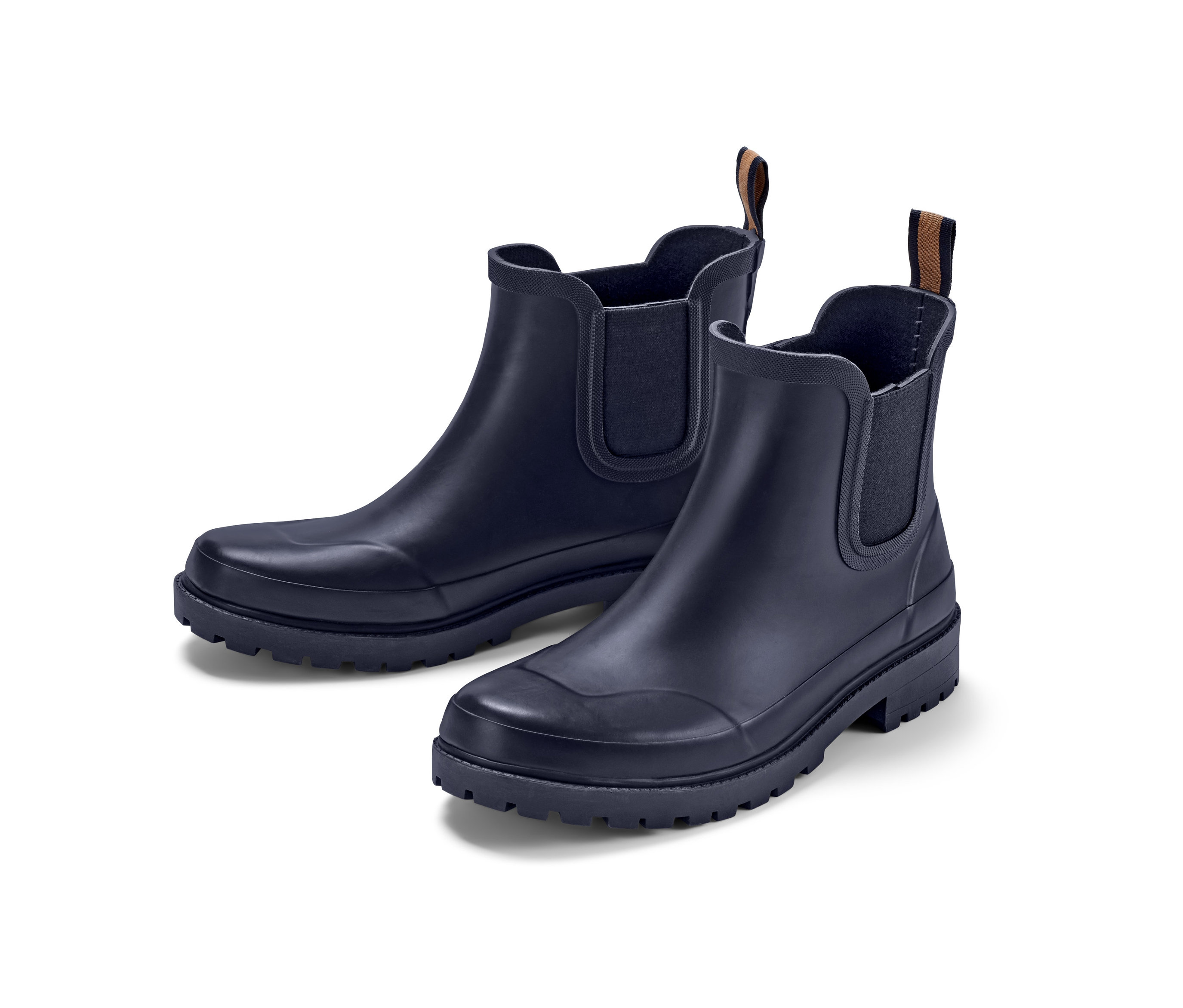 Dve krátke čižmy do dažďa na bielom pozadí.