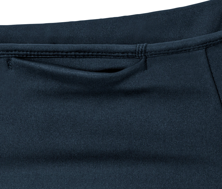 Detail športových legín s vreckom v páse.