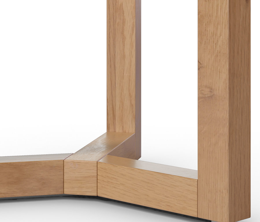 Detail rohu dreveného stolíka s nohami a podstavou.