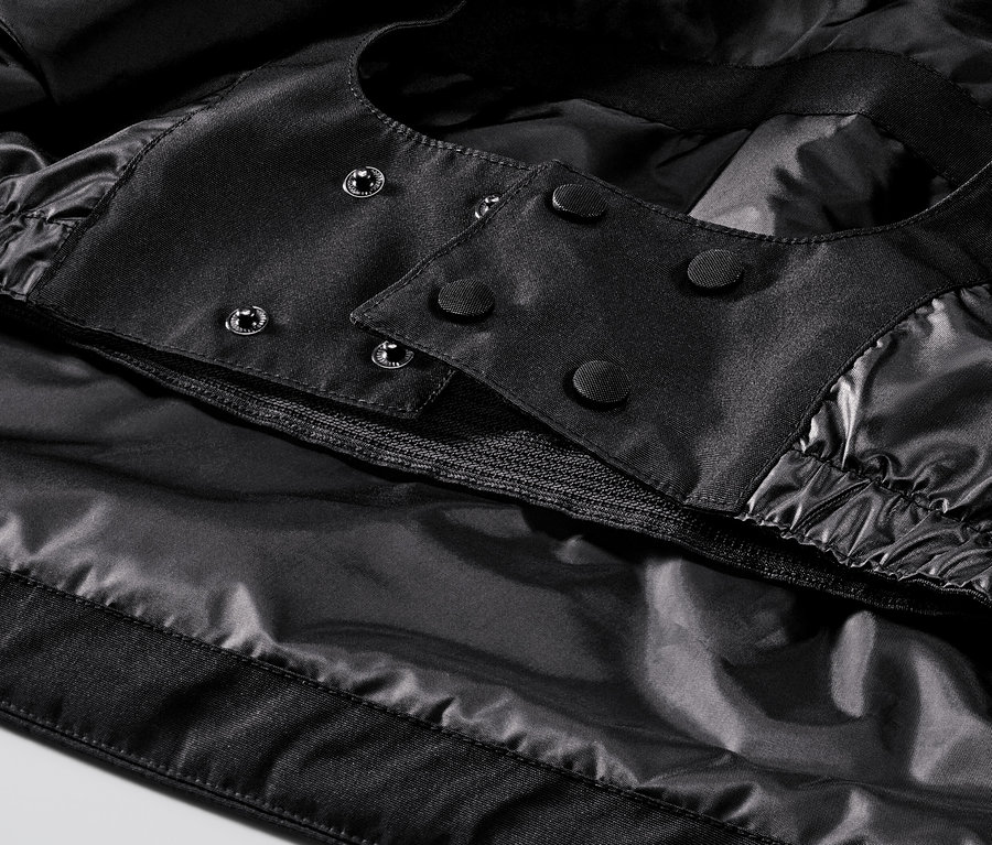 Detail čiernej lyžiarskej bundy.