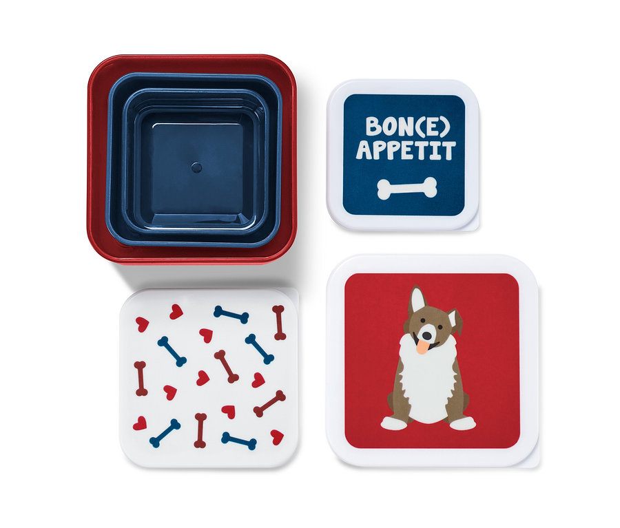 Pohľad zhora na 3 dózy na krmivo.