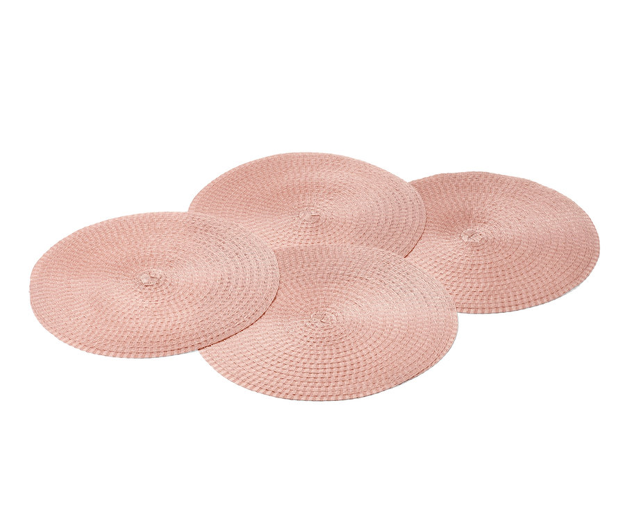 Štyri okrúhle prestierania.