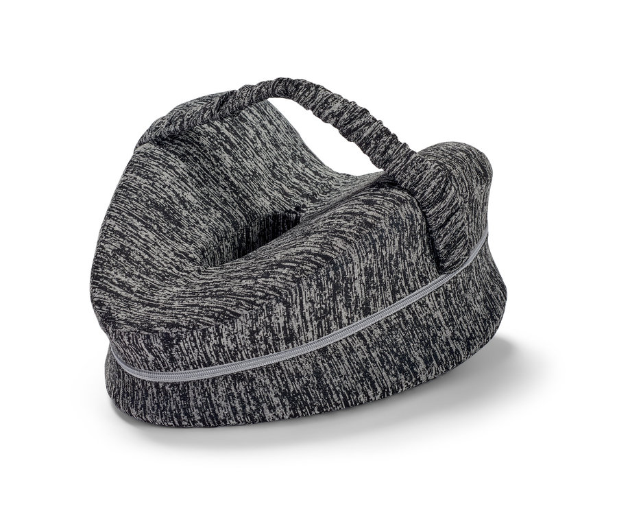 Ergonomický vankúš pod kolená pre ľudí, ktorí spávajú na boku, so sivým vzorom a držadlom.