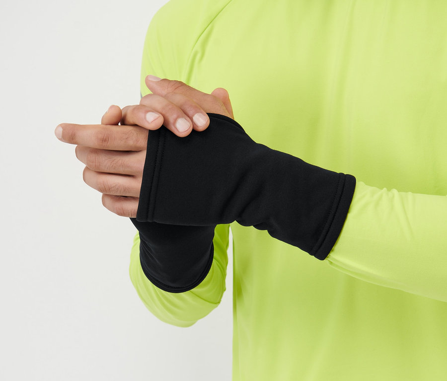 Muž má na sebe čierne návleky na ruky a žlté tričko s dlhým rukávom.