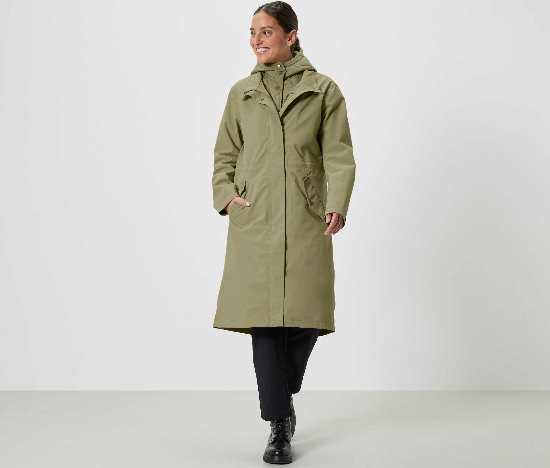 Žena kráča a má na sebe khaki pršiplášť.
