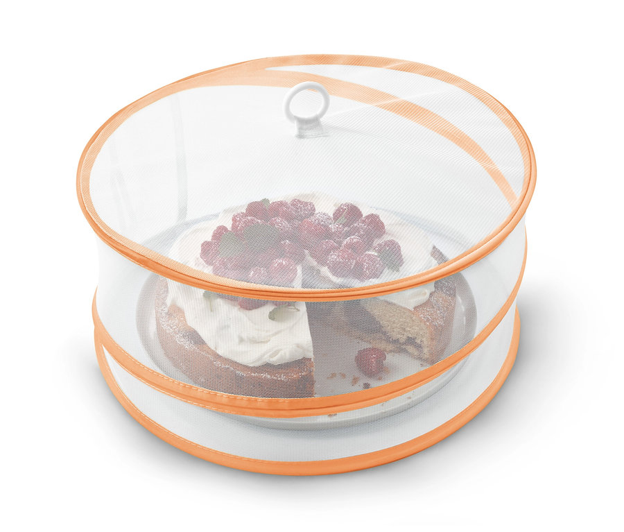 Torta s malinami je zakrytá skladacím ochranným krytom.