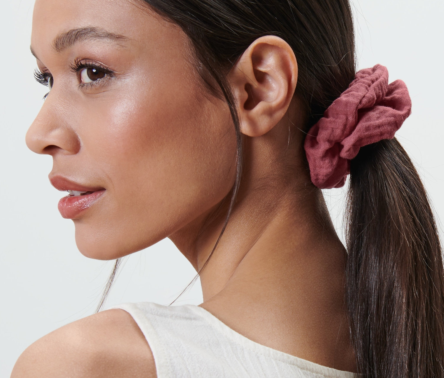 Žena s hnedými vlasmi stiahnutými do copu s ružovou gumičkou do vlasov, 2 ks.