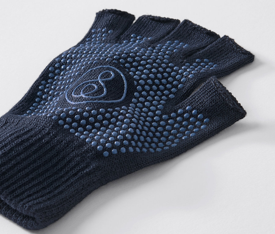Detail modrej rukavice na jogu s protišmykovou úpravou.