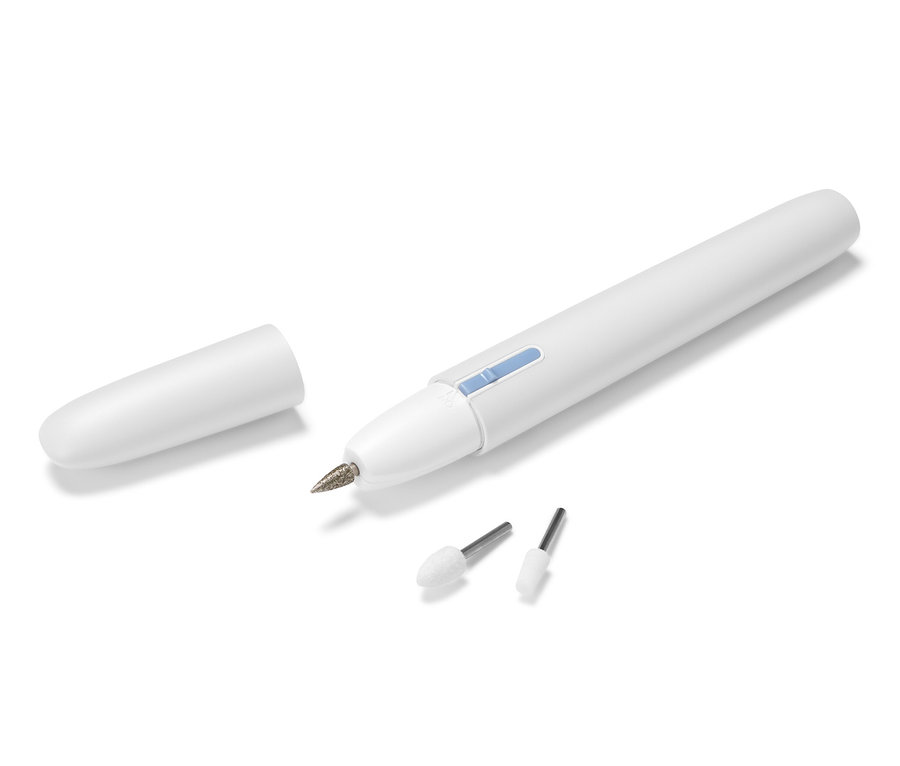 Prístroj na manikúru a pedikúru s nástavcami a krytkou.