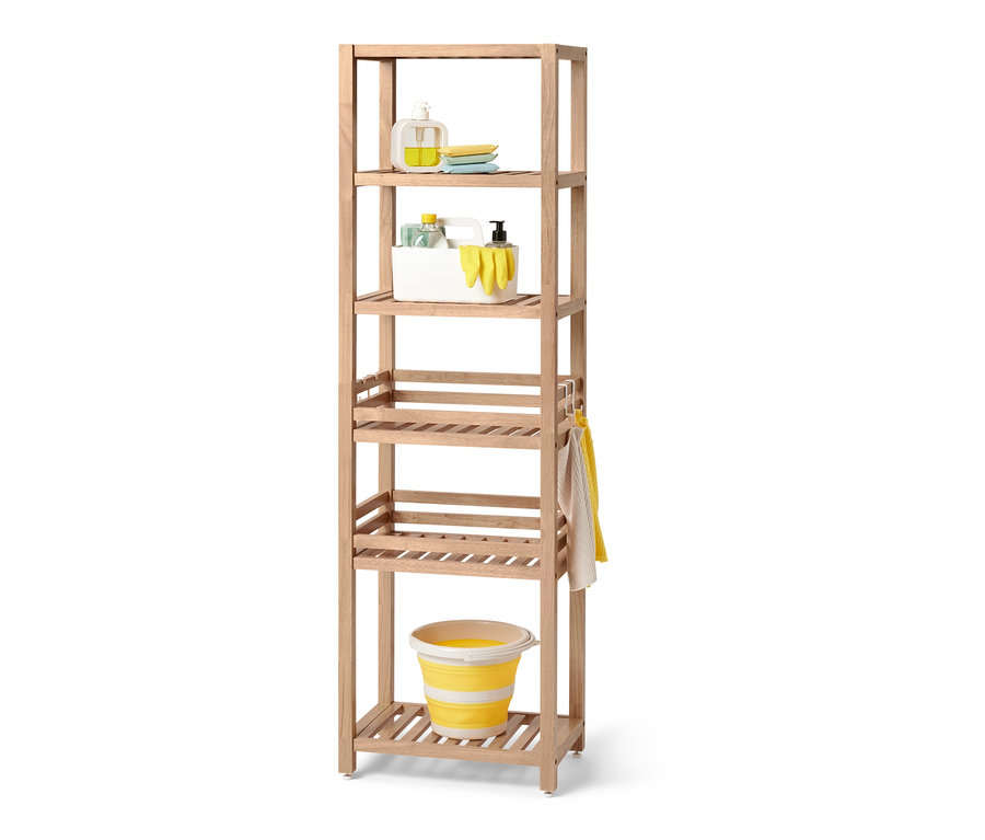 Čistiace prostriedky na regáli z masívneho dreva.