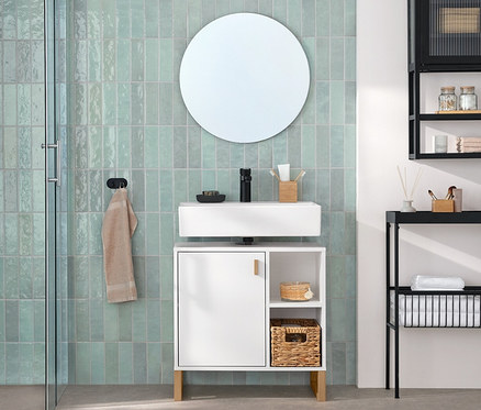 Interiér kúpeľne s úzkou konzolou s odkladacími plochami, vstavanou skriňou so sklenenými dverami a umývadlovou skrinkou.