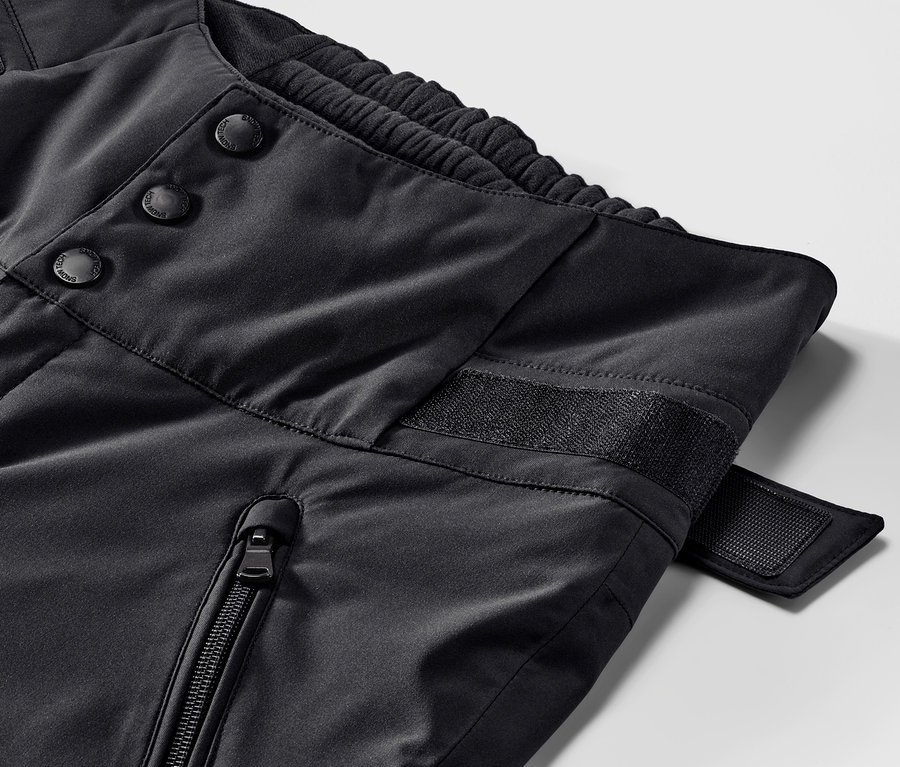 Detailný záber na čierne lyžiarske nohavice s vysokým pásom.