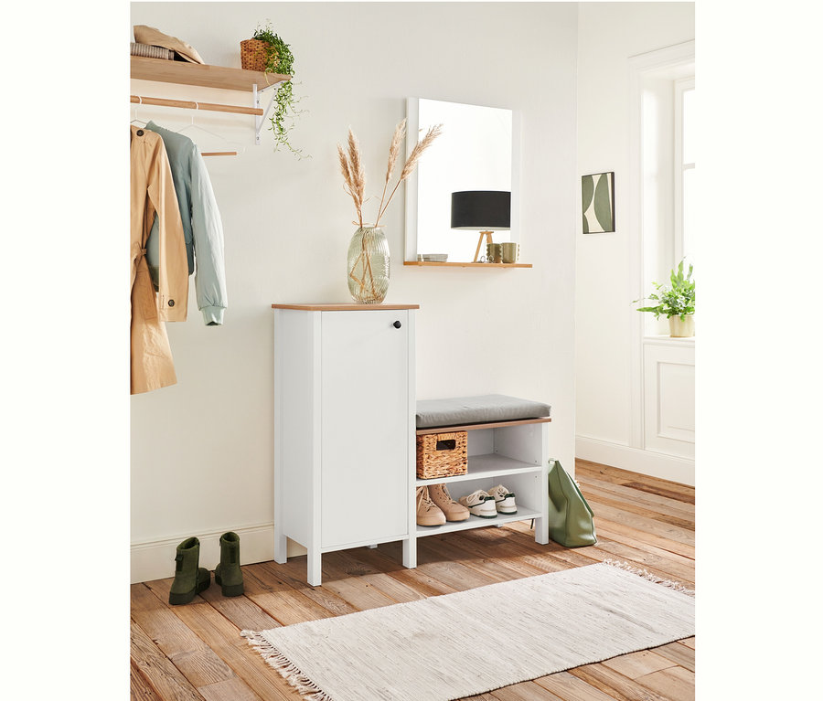 V interiéri je nástenný vešiak a lavička s priehradkou na topánky.