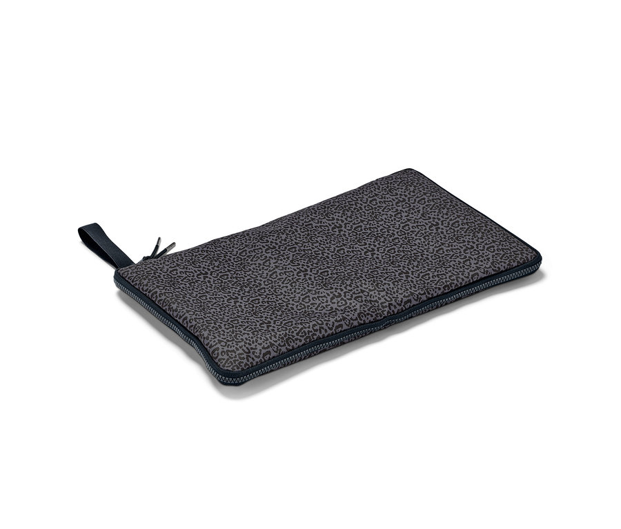 Sivá skladacia podložka na prebaľovanie a vrecko na mokré veci 2 v 1 so vzorom zvieracej srsti.