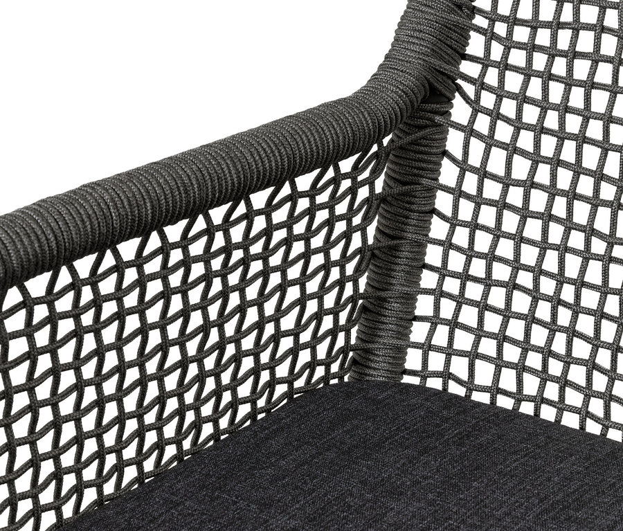 Detail stoličky s vysokým operadlom s textilným výpletom.