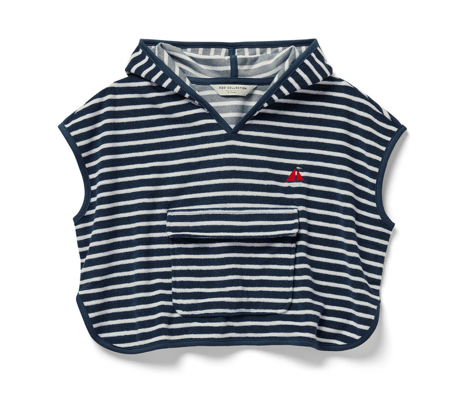 Froté pončo pobrežie s kapucňou a vreckom, s modrými a bielymi pruhmi a malou červenou výšivkou plachetnice.