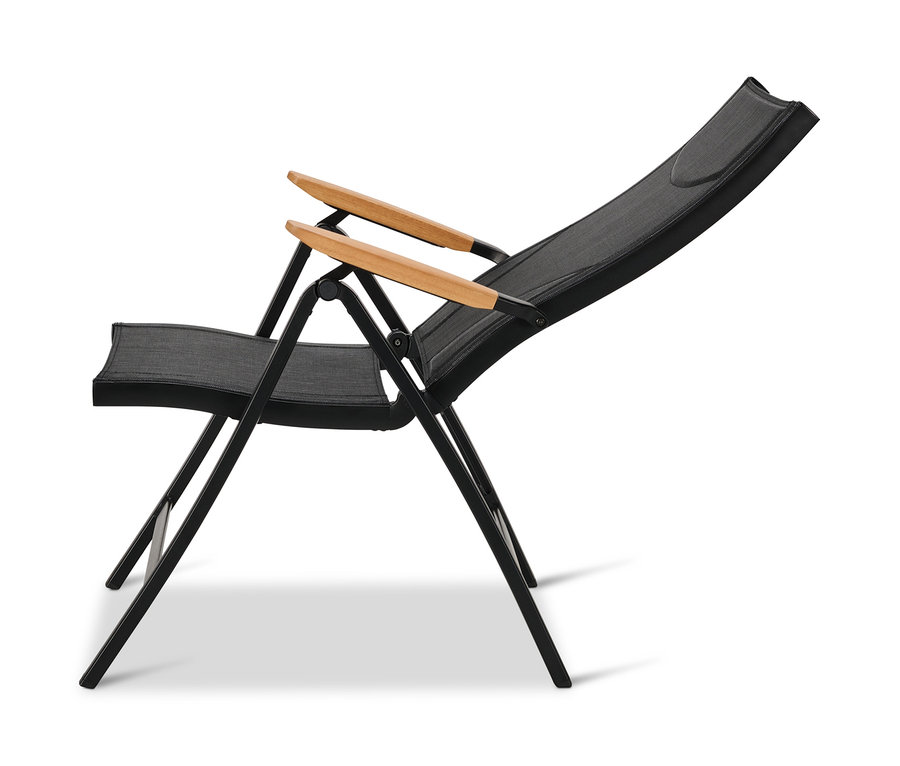 Detailný záber na čierne záhradné kreslo s nastaviteľným vysokým operadlom a drevenými lakťovými opierkami.