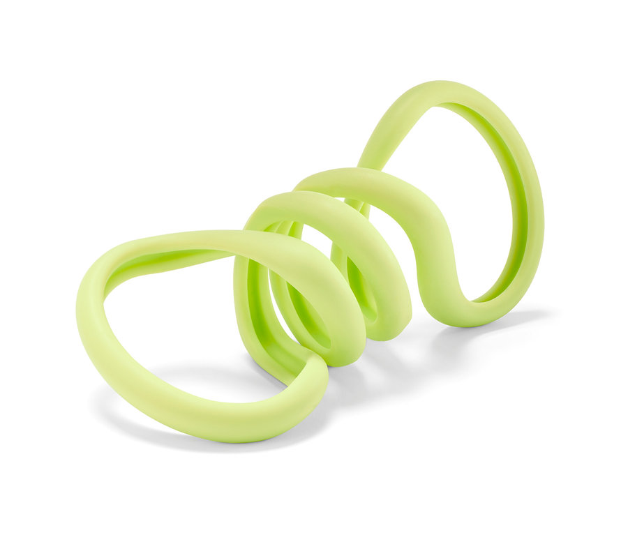 Svetlozelená hračka pre psy stočená do špirály leží na bielom pozadí.