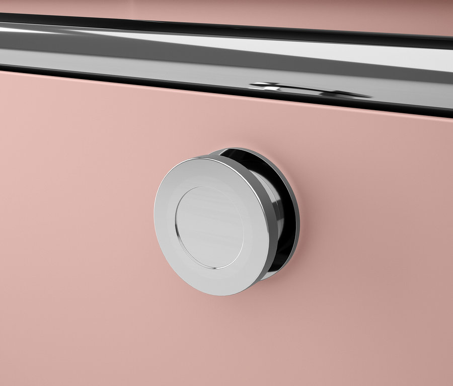 Detail ružovej skrinky so striebornou okrúhlou rukoväťou.