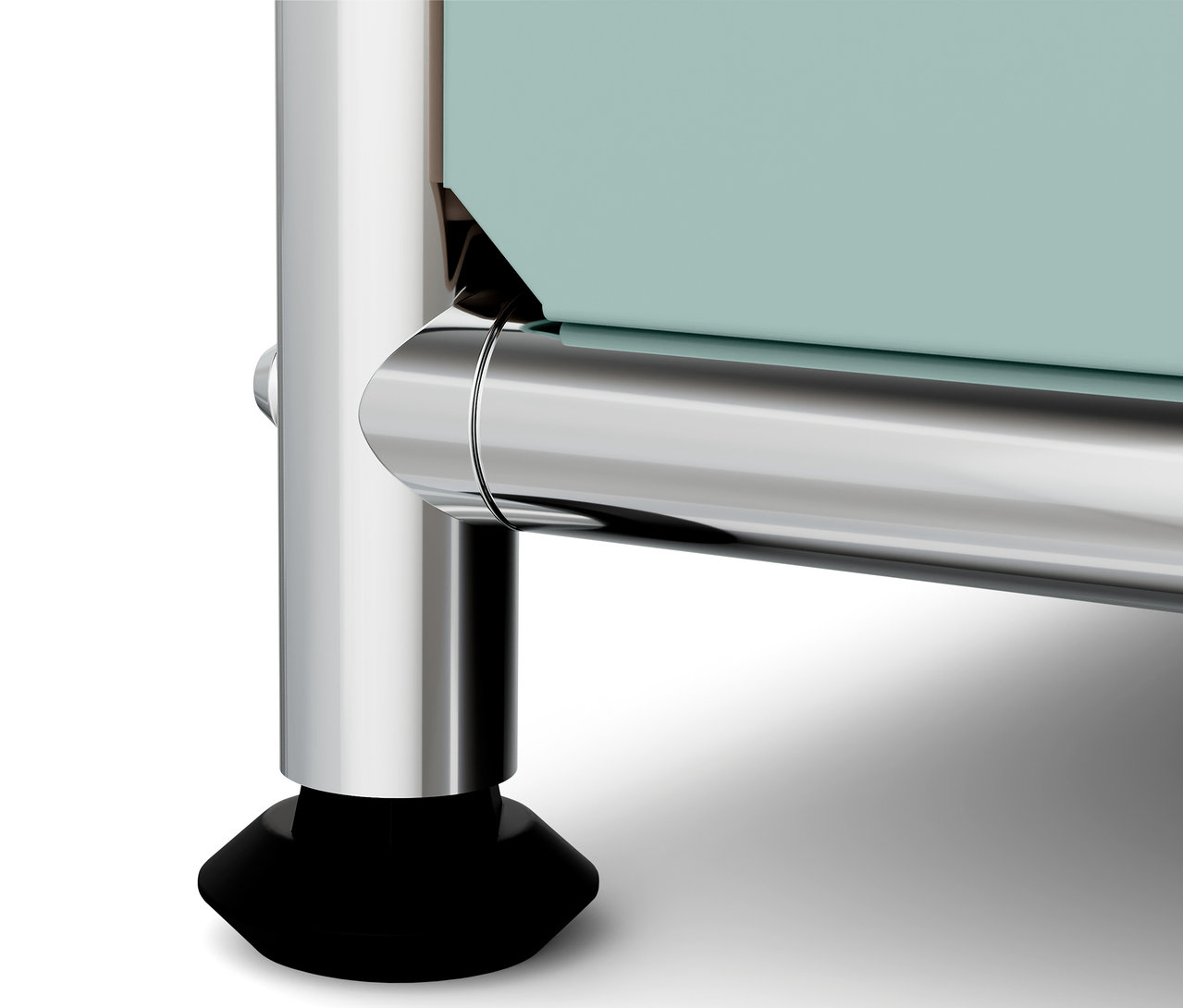 Detail modrého nábytku s chrómovanými nohami a čiernymi pätkami.