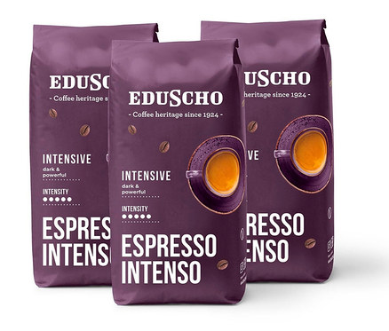 Tri fialové balíčky Eduscho Espresso Intenso zrnkovej kávy.