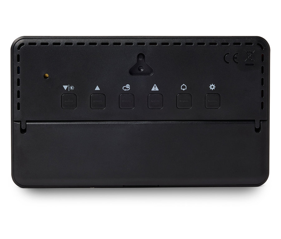 Detail zadnej strany čierneho zariadenia s tlačidlami a montážnym otvorom.