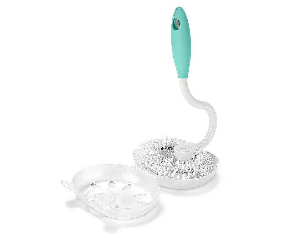 Kefa na fľaše s modrozelenou rukoväťou a bielymi štetinami vedľa priehľadného odkvapkávača.