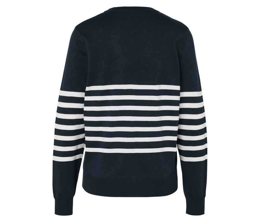 Tmavomodrý sveter s bielymi pruhmi na rukávoch a hrudi.