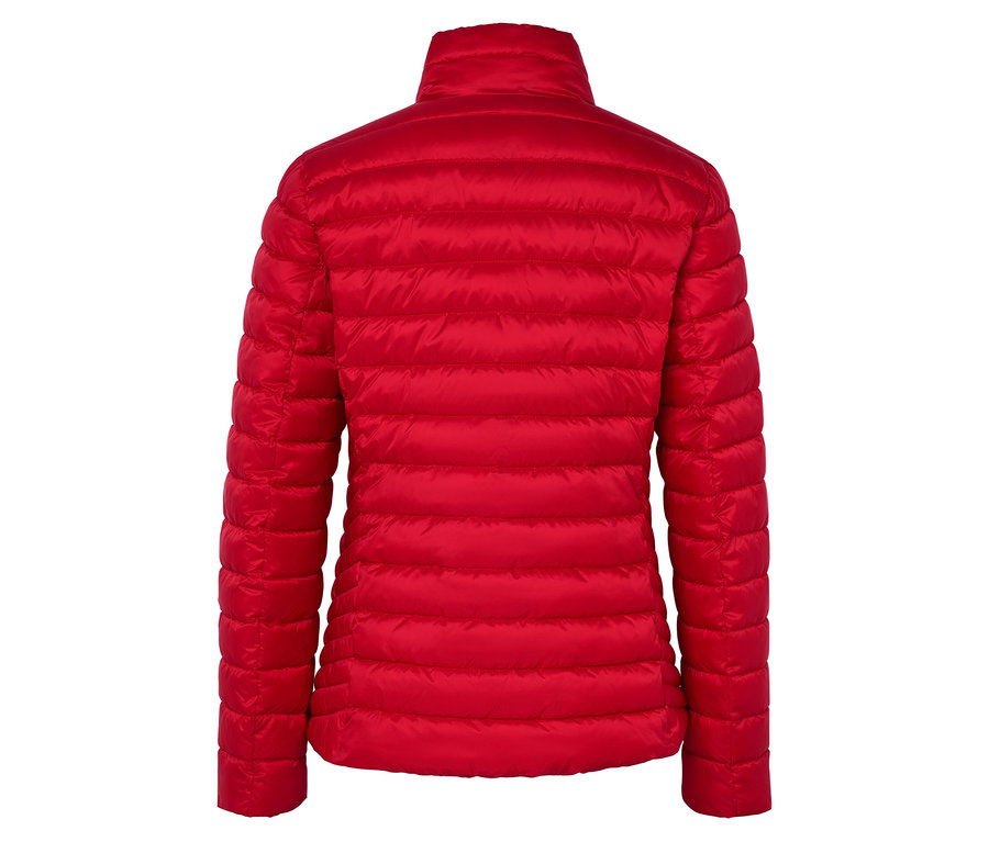 Pohľad zozadu na červenú prešívanú bundu.