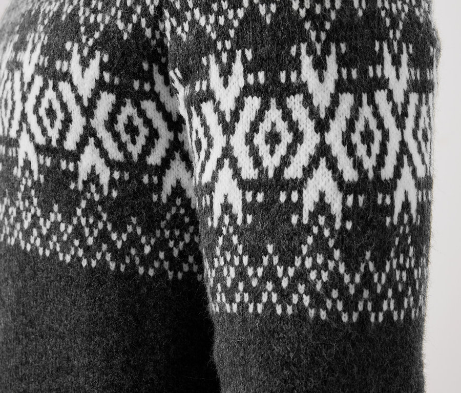 Detail sivých vlnených nohavíc so vzorom Fair Isle.