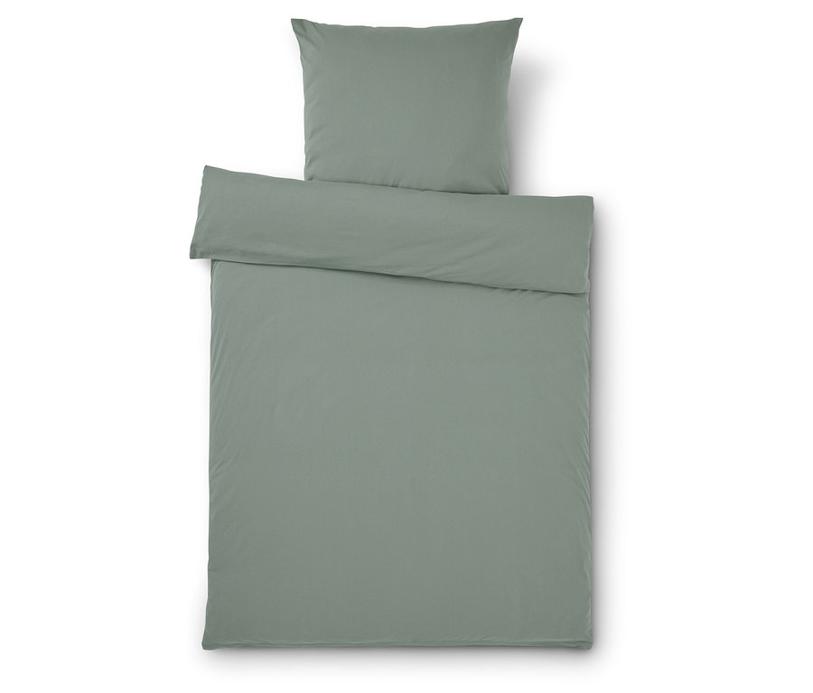 Svetlozelené obliečky pozostávajúce z obliečky na vankúš a obliečky na prikrývku ležia na bielom pozadí.