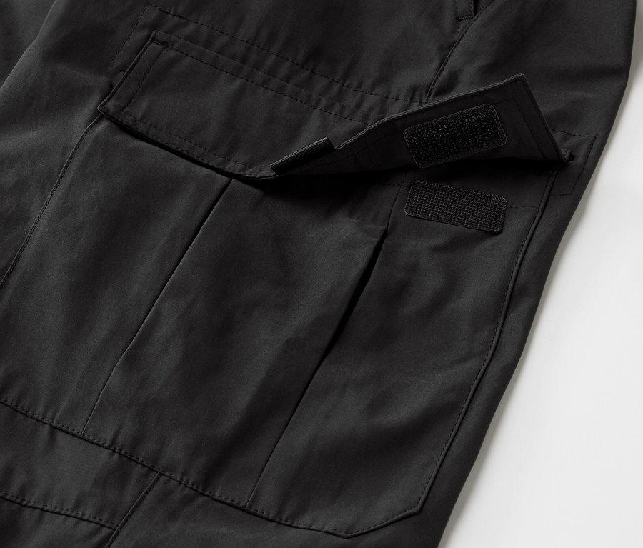 Detail čiernych outdoorových nohavíc s vreckom s ochranou proti komárom.