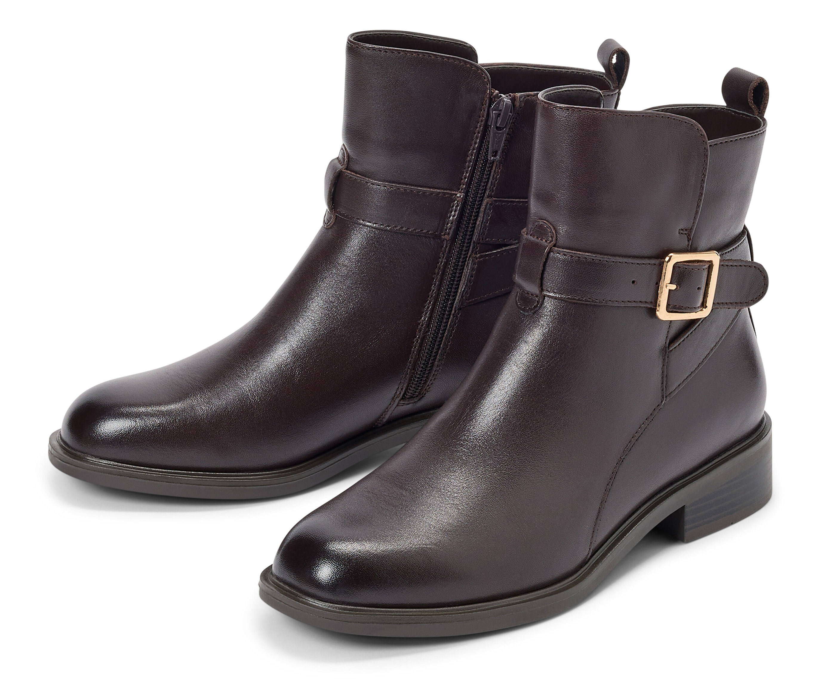 Dve hnedé členkové topánky s prackou a zipsom ležia na bielom pozadí.