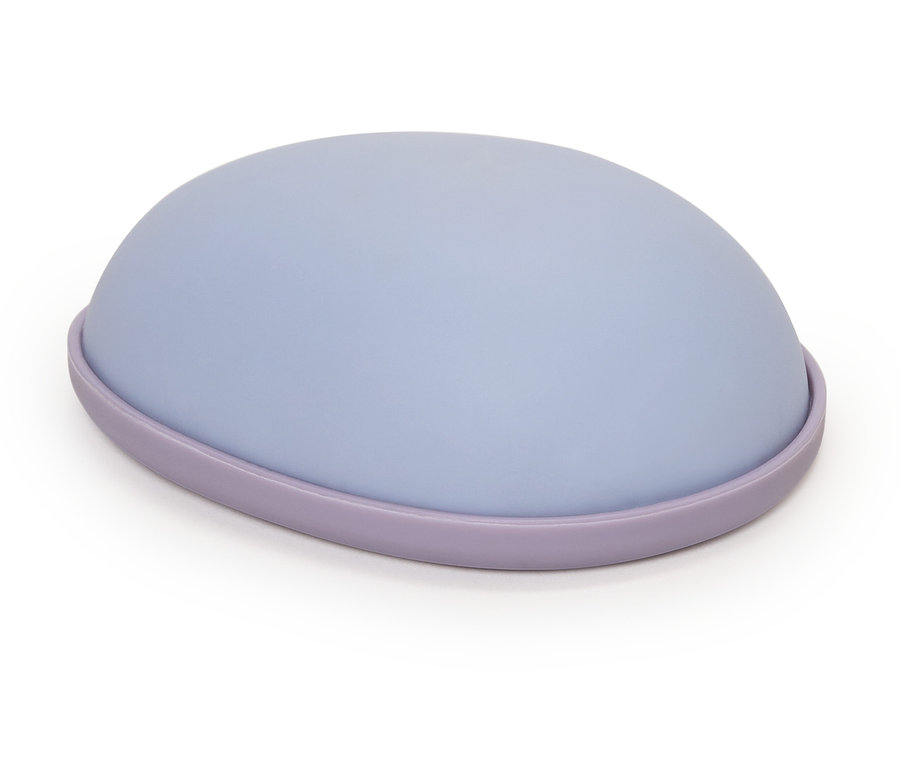 Modrá podložka pod zápästie s fialovým okrajom.